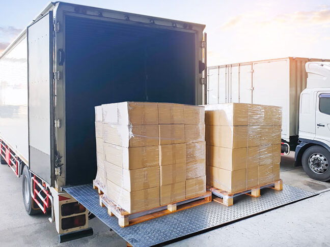 トラックに荷物を積む