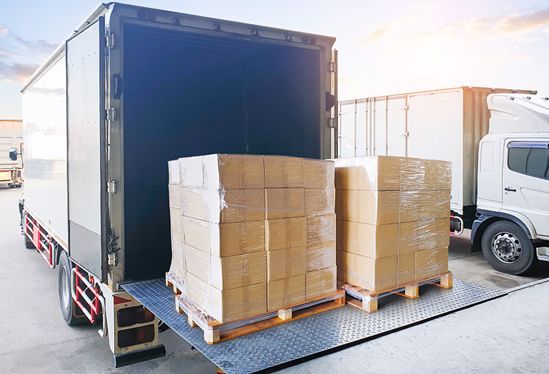 トラックに荷物を積む