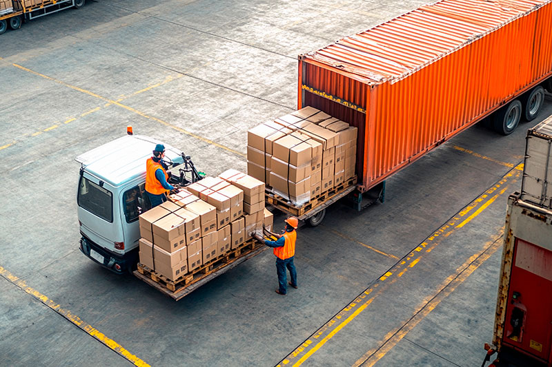 トラックに荷物を積む